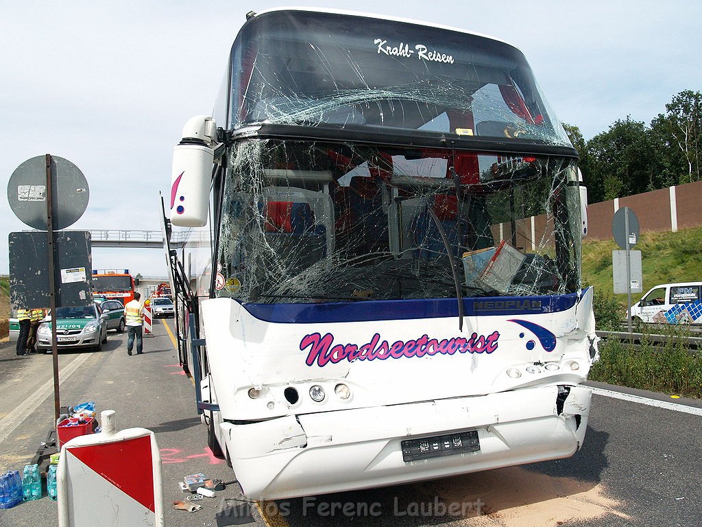 VU Auffahrunfall Reisebus auf LKW A 1 Rich Saarbruecken P55.JPG